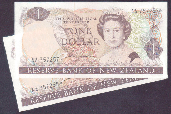 1981-85 New Zealand $1 (Hardie) Starnote pair L000875
